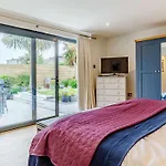4 Bed In Newquay 83117